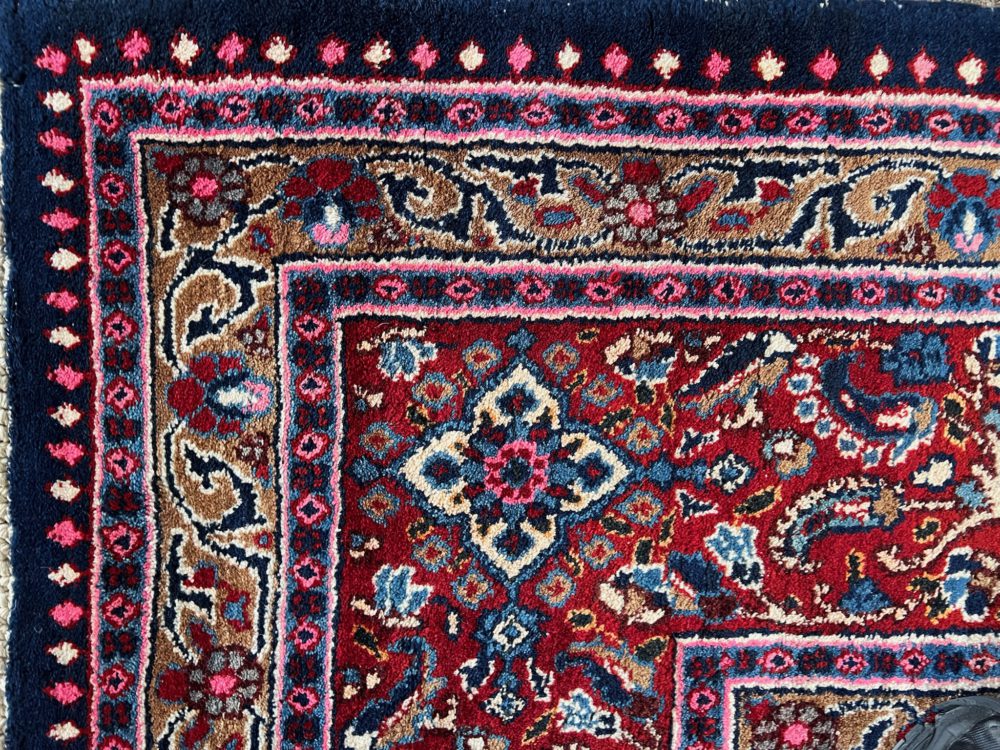 05497 Meshed Persian Natural Red Blue 9-11x13-3 | Manoukian Rugs™ corner